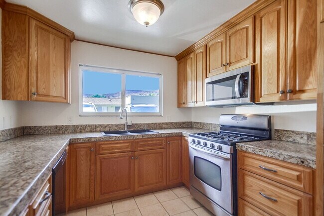 Building Photo - Charming 2BR Home with Attached Garage, Private Patio and a Friendly Community!