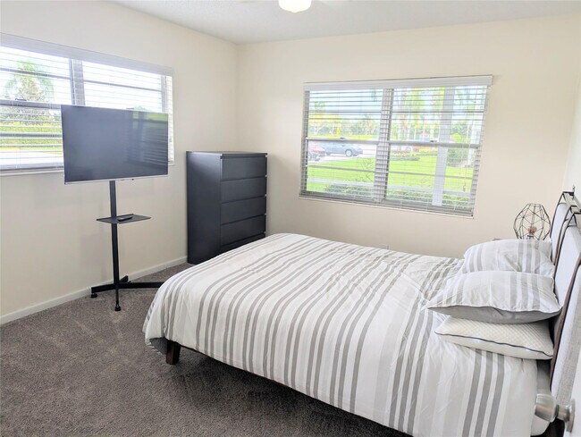 Building Photo - 589 Fanshaw O