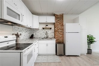 Building Photo - 16 College St