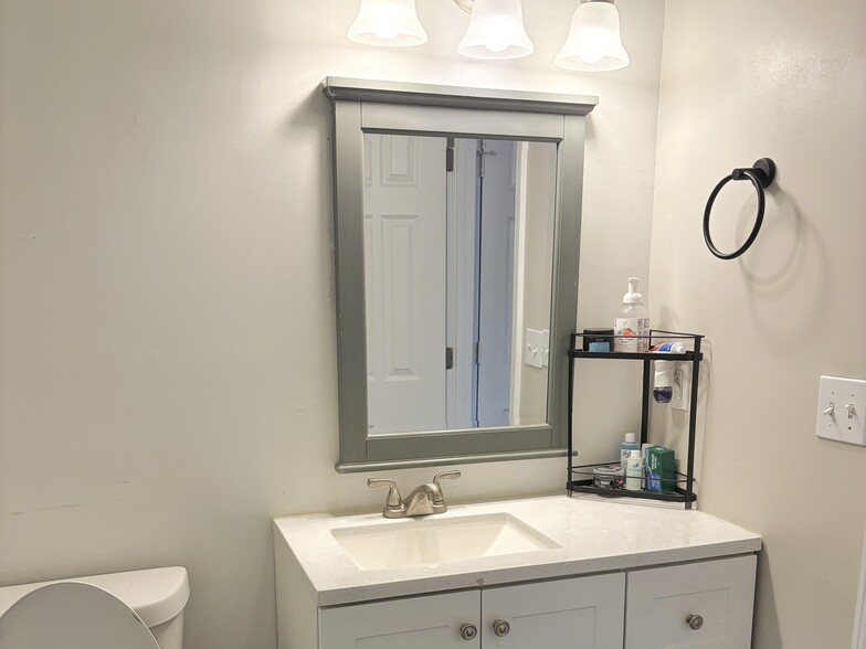 Bathroom 2.1 - 1330 Poplar Pointe SE