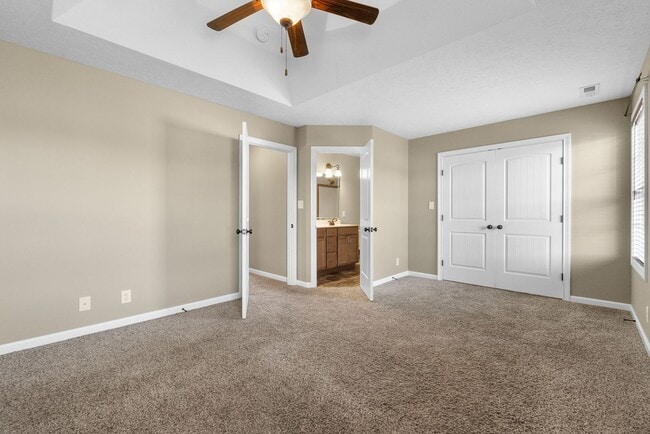 Building Photo - Large, Nice home close to Fort Campbell and Shopping