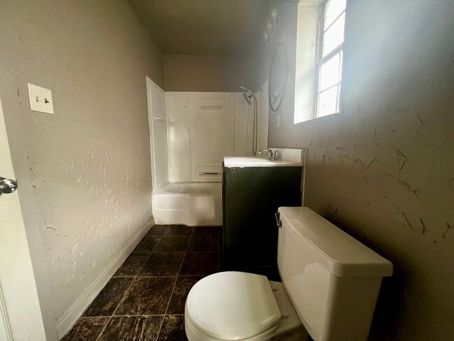 Building Photo - Home in Slaton