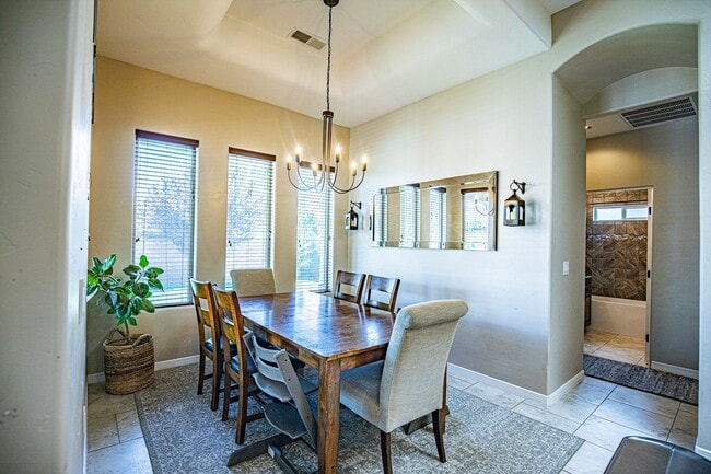 Building Photo - Beautiful 4 bedroom 2.5 bathroom