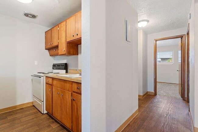 Building Photo - MOVE IN SPECIAL 1ST MONTH RENT FREE!! 2 be...