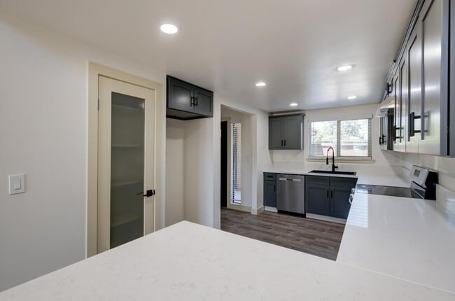 Building Photo - 1208 Rose Ave