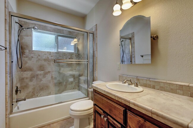 Building Photo - Lake View, 5 bedroom, 3 bath home in gated...