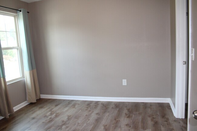 Building Photo - 138 Lyonshall St