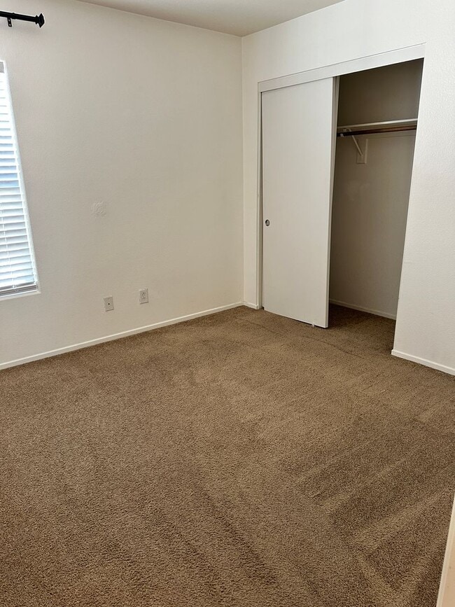 Building Photo - 3 Bedroom/2.5 Bath Family Home