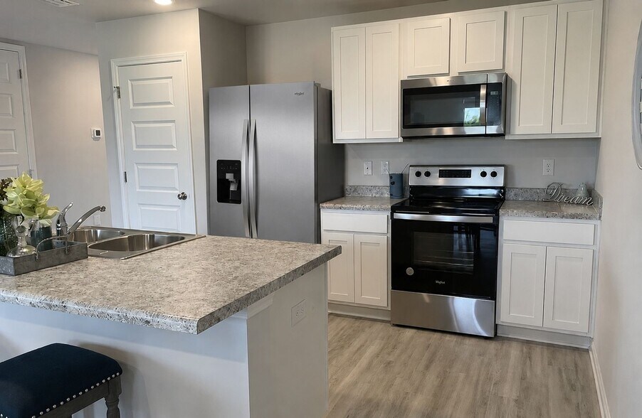 Building Photo - 6465 Bellavia Ln