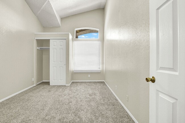 Building Photo - Eastside 2 Bedroom 2 Bath