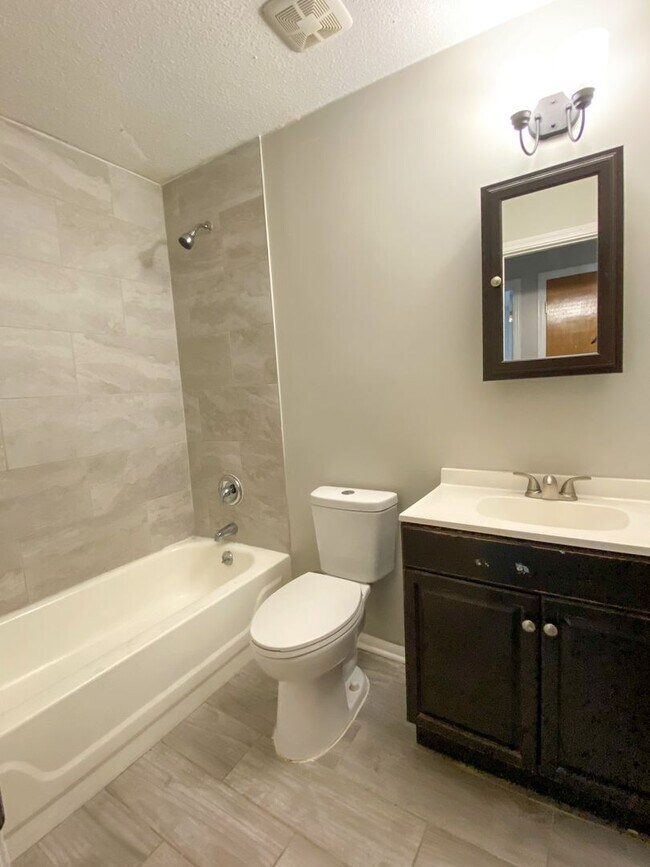 Building Photo - 3 bedroom 2 bathroom near Ramill and St Elmo