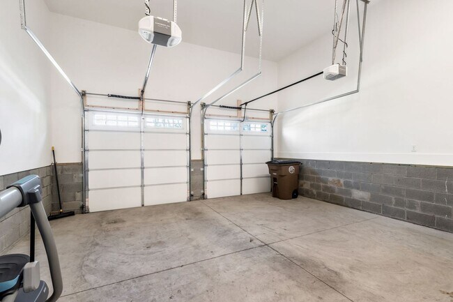 Building Photo - 5 Bedroom Home with Luxury Finishes in West End