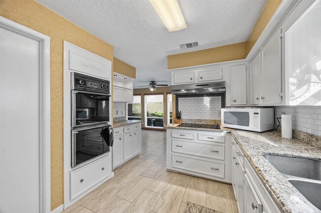 Building Photo - 21422 Park Willow Dr