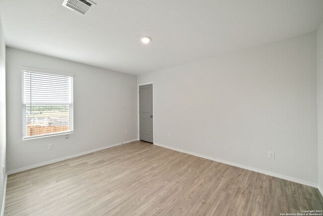 Building Photo - $300 OFF 1ST MONTH RENT IF YOU MOVE IN WIT...