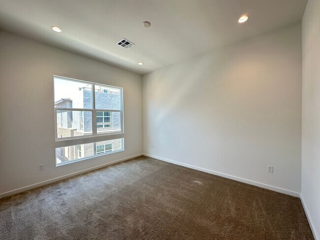 Building Photo - 3331 Esker Rdg Ave