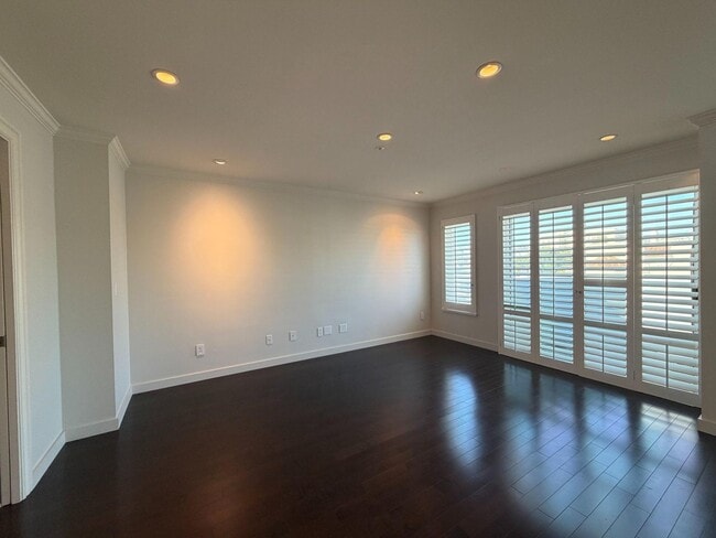 Building Photo - Luxury Pacific Heights 3BD/2.5BA with Private Rooftop Deck