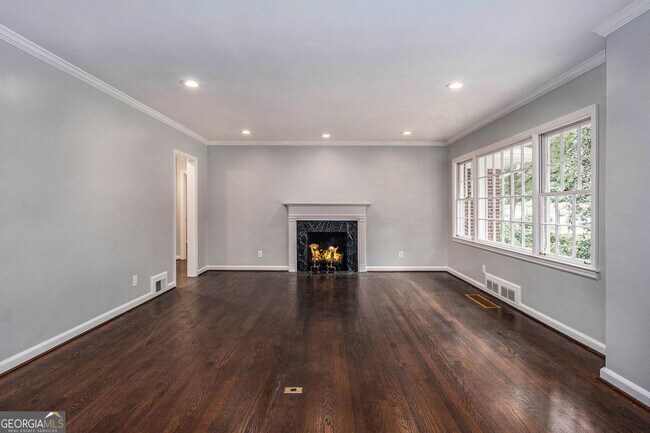 Building Photo - 388 Lakemoore Dr NE