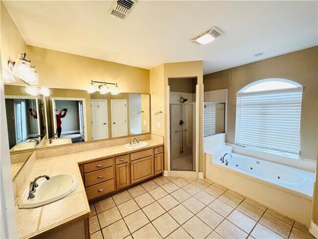 Building Photo - Beautiful and Spacious townhome in gated Clipper Estates. Three bedrooms, each with a private bat...
