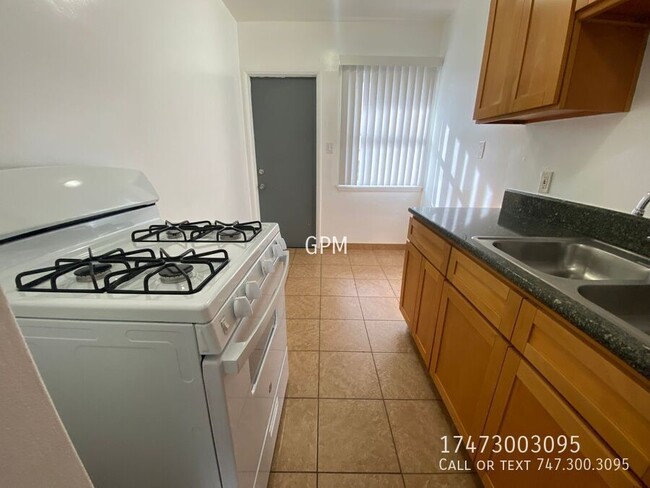 Building Photo - 1BR in Prime Los Feliz Location!