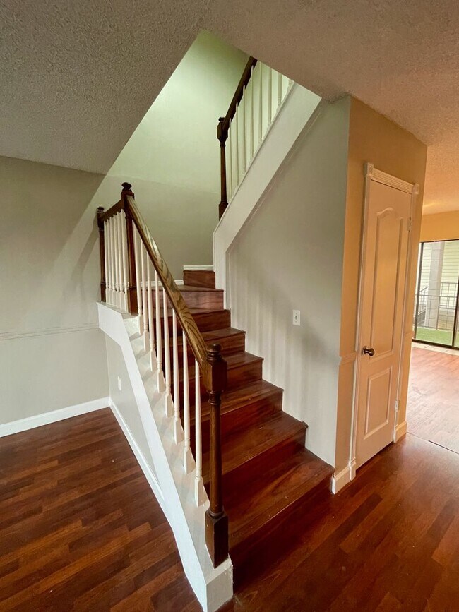 Building Photo - Charming 3-Bedroom, 2.5-Bath Townhome in Village Square Condominiums