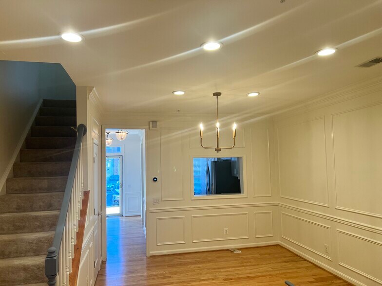 living/dining - 1721 Kingsgate Ct