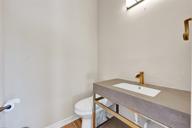 Building Photo - 15222 Hilltop View Dr