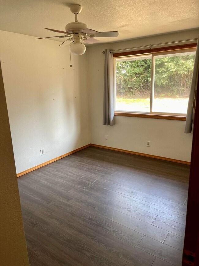 Building Photo - Large home on acreage!