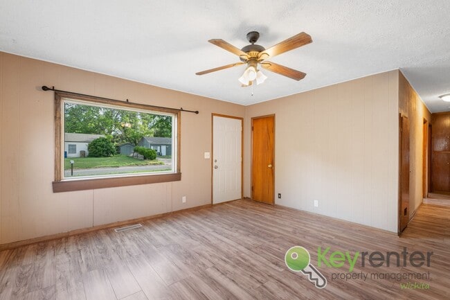 Building Photo - 2 WEEKS FREE!! Cute 3 bedroom house near s...