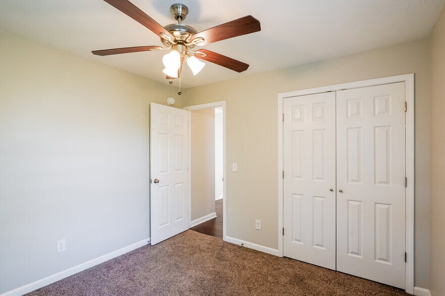 Building Photo - 404 Barking Dr