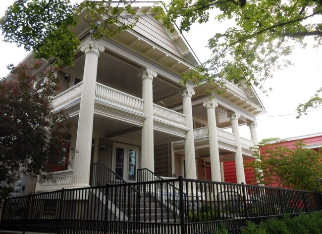 Building Photo - Historic Building-Beautifully Renovated 1-Bedroom Close-in SE!