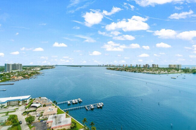 Building Photo - 2650 Lake Shore Dr