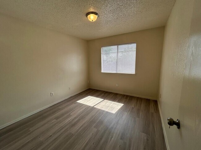 Building Photo - 521 Greenlawn Blvd