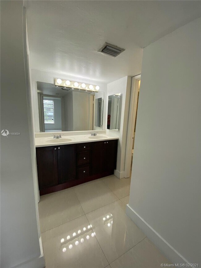 Building Photo - 210 Fontainebleau Blvd