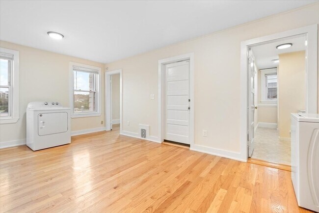 Building Photo - 52 Roslyn St