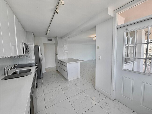 Building Photo - 18081 Biscayne Blvd