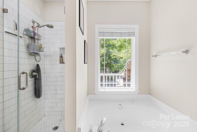 Building Photo - 18810 Coachmans Trace