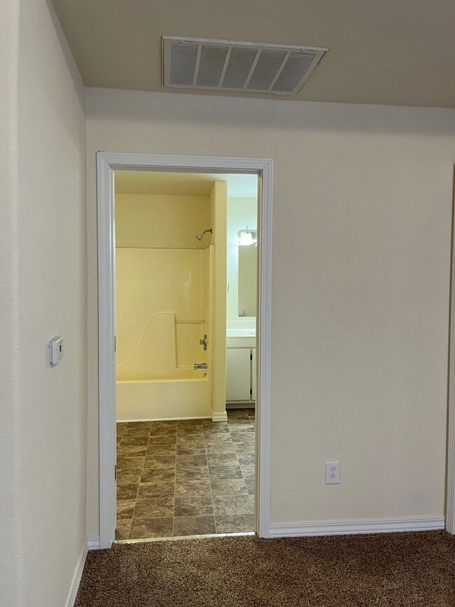 Building Photo - Cozy two bedroom ready now!