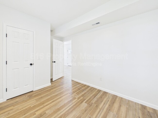 Building Photo - 633 S Fuller Ave