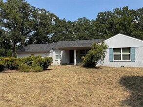 Building Photo - 1401 S Oak St