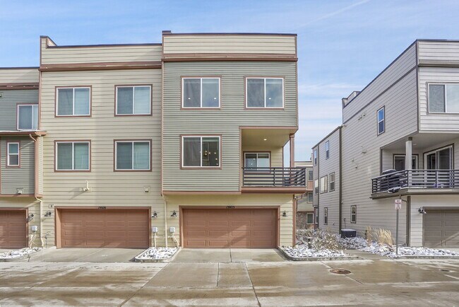 Building Photo - $3,230.95 with $300 off the first month's Rent - 4 Bedrooms, 3.5 Bathrooms, Townhouse in Broomfie...