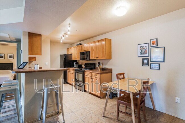 Building Photo - 1385 W University Ave