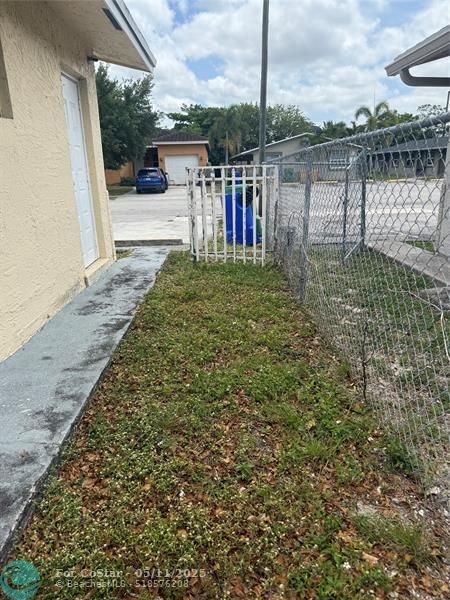 Building Photo - 2751 NW 14th Ct