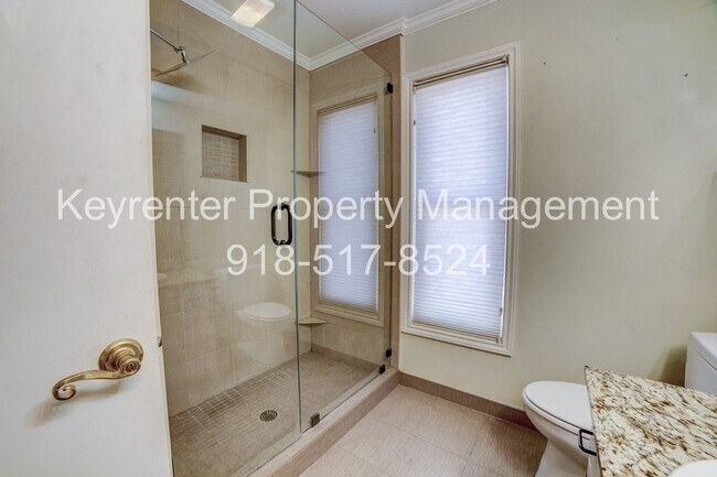 Building Photo - Riverview - Stunning 2 bed 2 bath Townhouse Great Location