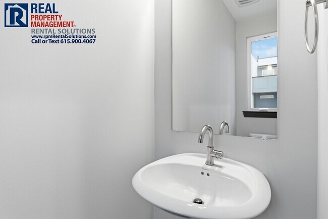 Building Photo - HALF OFF FIRST MONTHS RENT! Lovely 2BR/1.5BA end unit condo 5 mins from Downtown Nashville, washe...