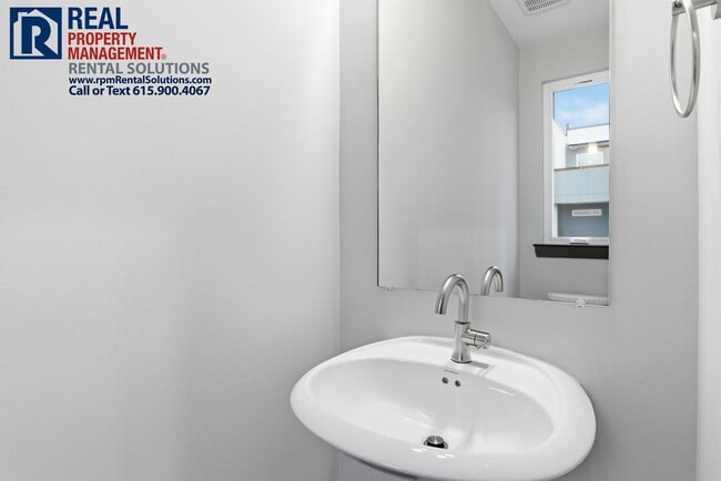 Building Photo - Lovely 2BR/1.5BA end unit townhome 5 mins from Downtown Nashville with washer/dryer included!