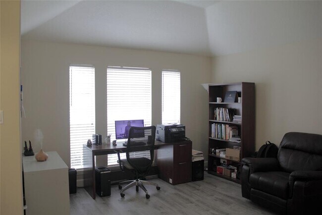 Building Photo - 1803 Edinburg Ave