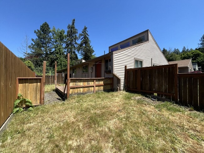 Building Photo - Bright and Airy Home with Stainless Steel Kitchen, Vaulted Ceilings & Washer + Dryer