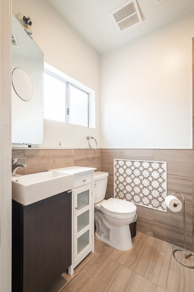 Building Photo - 6 Bed 5 Bath House with Fully Converted Co...