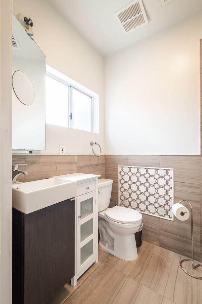 Building Photo - 6 Bedroom Home and ADU for Rent in Los Feliz Neighborhood