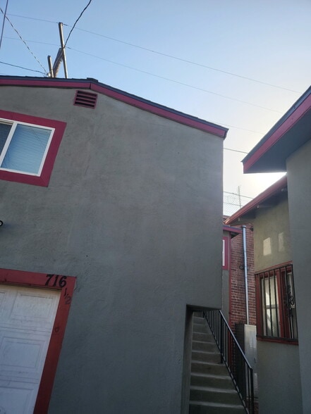 Building Photo - 716 1/2 W 60th St